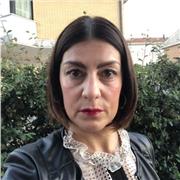 laureata in lingue e letterature straniere, indirizzo turistico -manageriale, con diversi soggiorni all'estero in paesi anglofoni